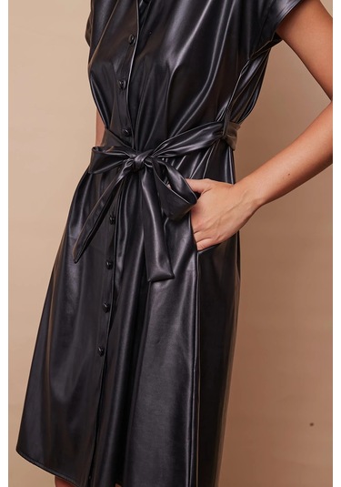 Kadın Hafif Likralı Ekolojik Deri Yakalı Düşük Omuzlu Yan Cepli Düğmeli Diz Boy Elbise-siyah Siyah