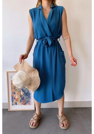 Kadın İndigo Kalın Askılı, Kruvaze Yaka, Düz Desen, Aerobin Yırtmaçlı, Kemerli Midi Elbise Indigo