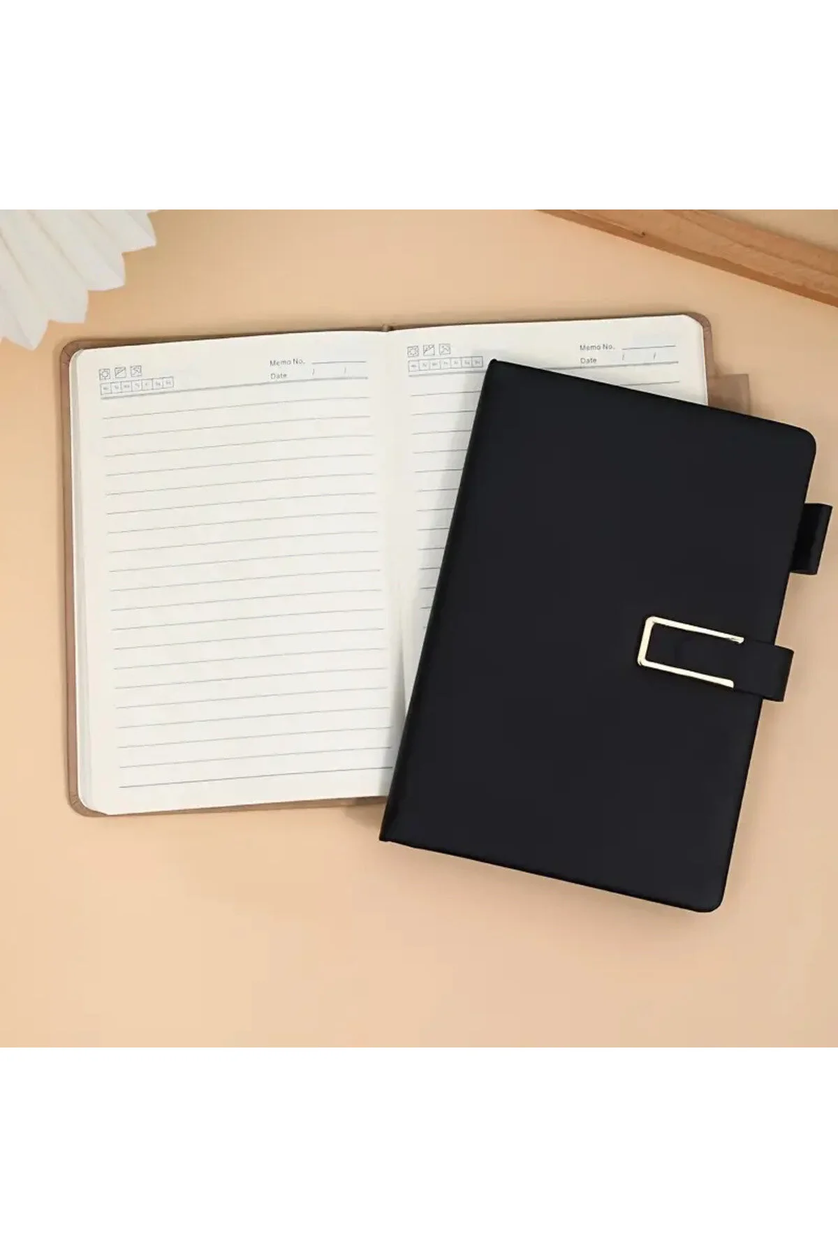 A5 Defter - Manyetik Kapanışlı, Kırmızı Çizgi, Tarihli Sayfalarla İngilizce Gri Deri Kapak Gri