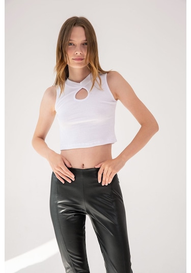 Siyah Yaka Detaylı Fitilli Crop Örme Bluz Beyaz