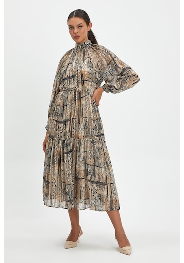 Kadın Uzun Elbise - Yılan Derisi Desenli, Balıkçı Yaka Ve Taşlı Düğme Detaylı, Şık Ve Modern Tasarım - Günlük Ve Özel Kullanım İçin Elbise Bej