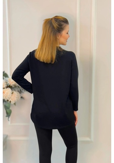 Yakası Toka Detaylı Parçalı Bluz Siyah