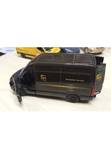 Kinsmart Oyuncak Metal Model Araba 1/36 Çek Bırak Mercedes Benz Ups Kargo Aracı