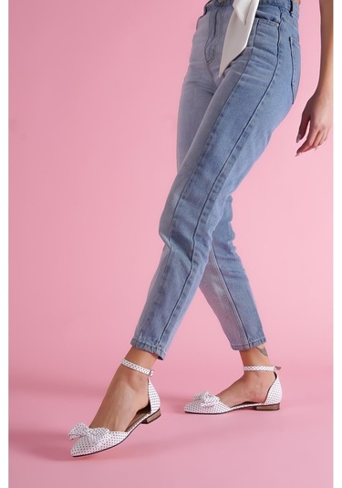 Misty Beyaz Puantiyeli 2 Cm Topuklu Bilekten Bantlı Sivri Burun Günlük Babet Beyaz