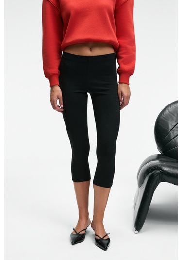 SYRELIA Kadın Esnek Kumaşlı Slim Fit Capri Siyah Tayt