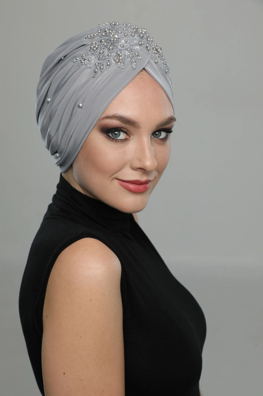 Kopma Motifli Astarlı Işlemeli Açık Gri Dantelli Hazır Türban Tesettür Abiye Bone Açık Gri Dantel