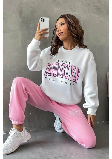 Modagen Kadın Pembe Beyaz Brooklyn Baskı Oversize Bisiklet Yaka Alt Üst Eşofman Takımı Pembebeyaz