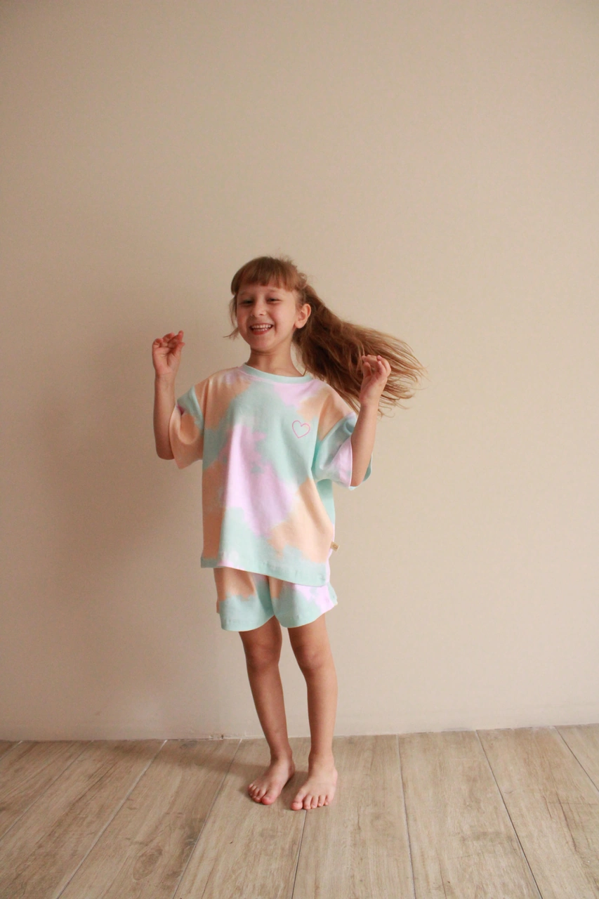 Batik Desenli Kalp Nakışlı Şortlu Takım Çok Renkli