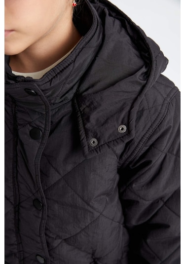 DeFacto Kız Çocuk Su İtici Kapüşonlu Fermuarlı Çıtçıtlı Cepli Uzun Mont Parka C8974A824AUBK27 Siyah