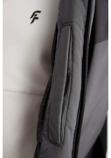 DeFactoFit Termometreli Mont Su İtici Rüzgar Geçirmez Slim Fit Dar Kesim Kapüşonlu Fermuarlı A2756AX24WNBK81