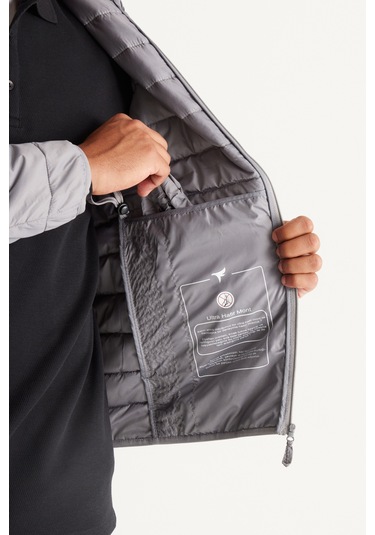AC&Co / Altınyıldız Classics Erkek Grı Rüzgar Geçirmez Taşınabilir Çantalı Sıcak Tutan Elyaf Dolgulu Ultra Hafif Standart Fit Şişme Mont Gri