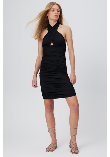 BÜZGÜLÜ BOYUNDAN ASKI MİDİ ELBİSE SİYAH