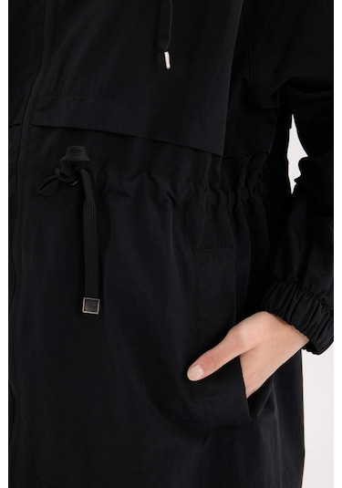 DeFacto Su İtici Kapüşonlu Fermuarlı Cepli Beli Büzgülü Mevsimlik Uzun Yağmurluk A6245AX25SPBK27 Siyah