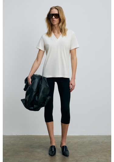 Grımelange Alıne Kadın %100 Organik Pamuk Derin V Yakalı Comfort Fit Ekru T-shirt Ekru