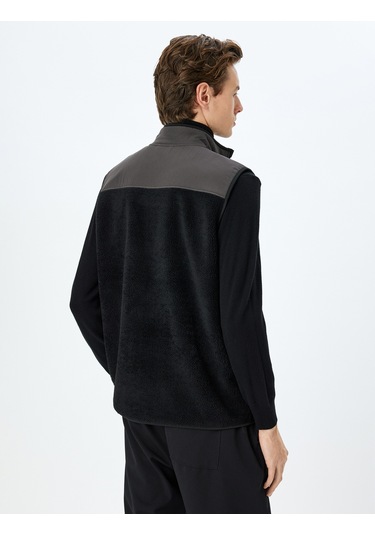 Koton Dik Yaka Fermuarlı Cep Detaylı Renk Kontrastlı Peluş Oversize Spor Yelek Siyah 5wam20007nk Siyah