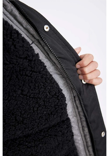 DeFacto Erkek Çocuk Çıkarılabilir Suni Kürk Yaka Kapüşonlu Pelüş Astar Parka C8990A824CWBK27