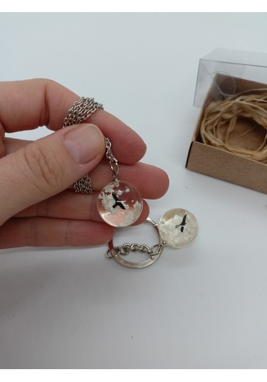 BULUTLARIN ARASINDA KUŞ TEMALI KOLYE ve ANAHTARLIK SETİ1002