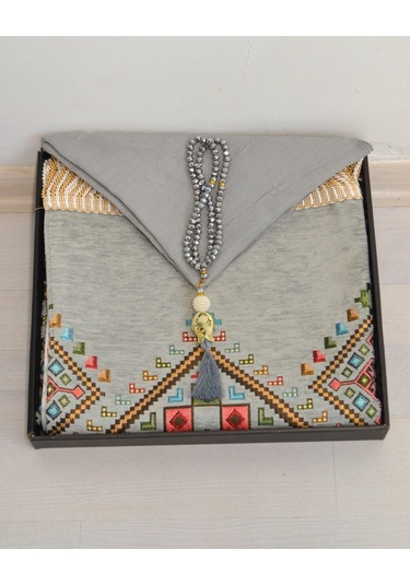 Çeyizlik Hediyelik Seccade Eşarp Tesbih Set Kilim Desenli Kadife Astarlı Seccade, Eşarp, Kristal Tesbih Özel Kutulu Lüks Hediye Seti Gri