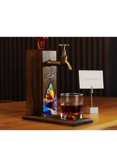 Bk Gift Kişiye Özel Kabartma İsimli Tarihli Pirates Ship Tasarımlı Musluklu Ceviz Ahşap Şarap Standı-9, Viski Çeşmesi, Babaya Hediye, İçecek Dispenser