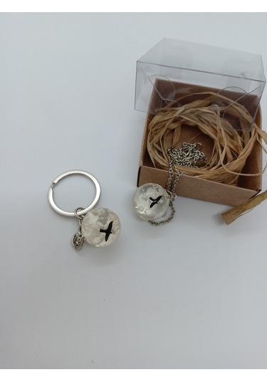 BULUTLARIN ARASINDA KUŞ TEMALI KOLYE ve ANAHTARLIK SETİ1002