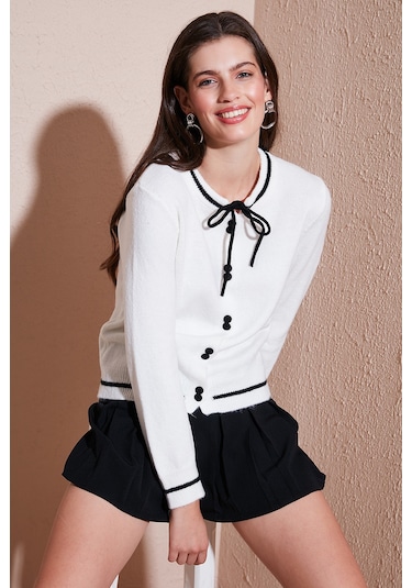 Lela Premium Fitted Fit Bağlamalı Yaka Düğmeli Triko Bayan Hırka 680Hi002408 Ekru Lela Premium Fitted Fit Bağlamalı Yaka Düğmeli Triko Bayan Hırka 680Hi002408 Ekru