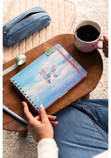 2026 Dikey Haftalık Ajanda Yatay A5 Formda Spiralli Sert Kapak Haftalık Ajanda 21x15 Cm Bulut Bulut