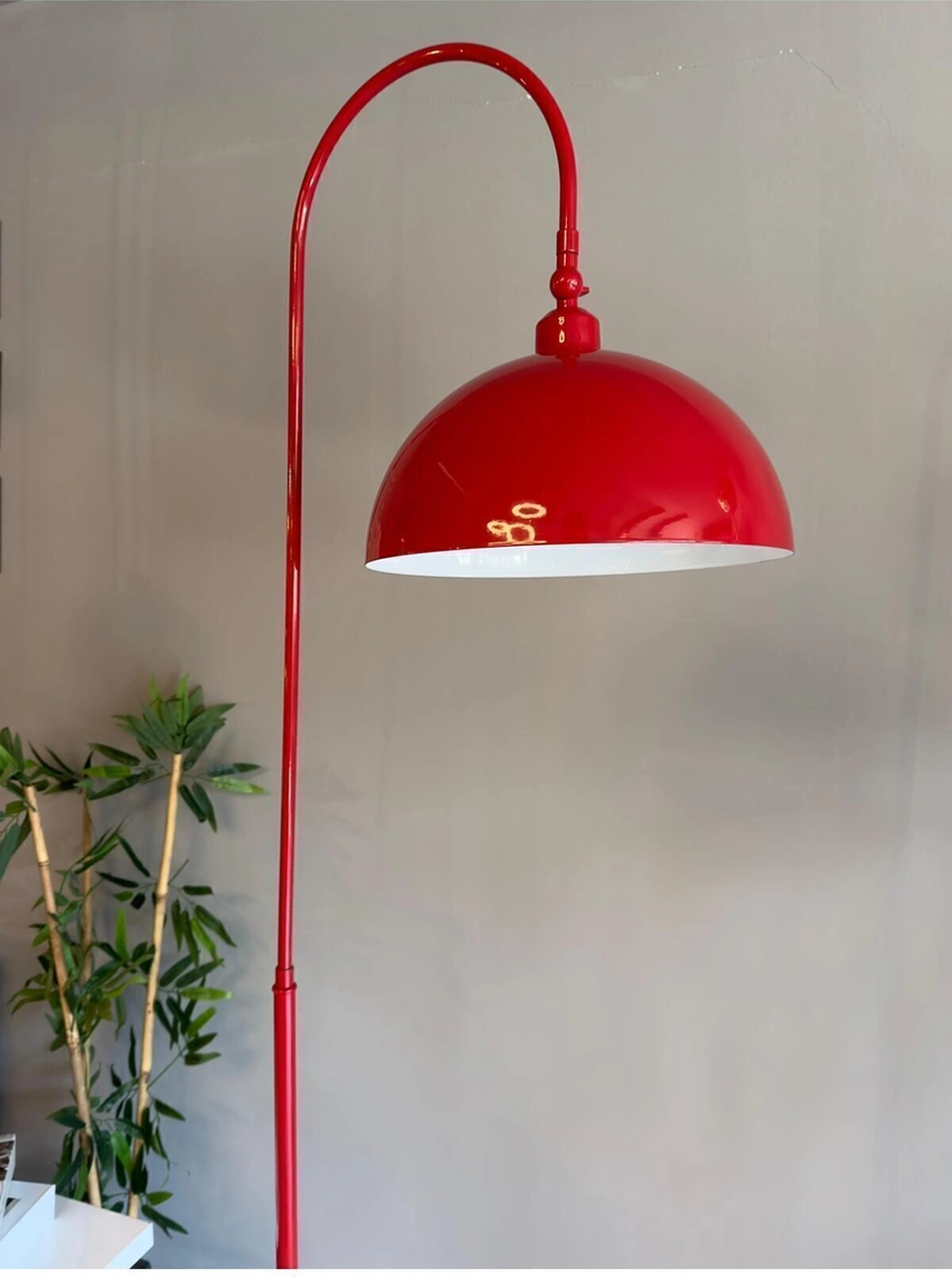 Kırmızı Lambader Hareketli Başlık Modern Dekoratif Metal Oturma Odası Çalışma Odası Zemin Lambası Kırmızı