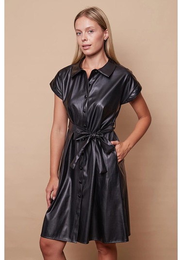 Kadın Hafif Likralı Ekolojik Deri Yakalı Düşük Omuzlu Yan Cepli Düğmeli Diz Boy Elbise-siyah Siyah