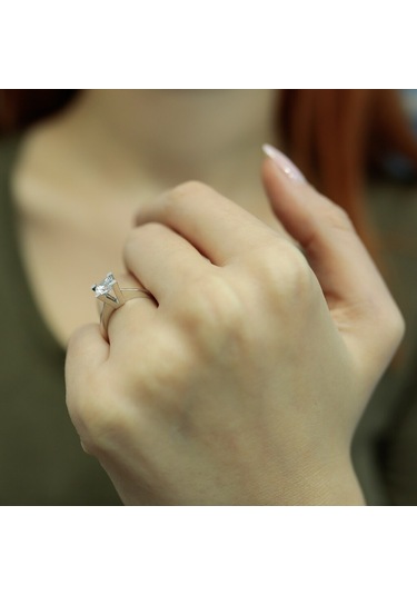 Lova E Renk 0,73 Karat Pırlanta Tektaş Yüzük - HRD Sertifikalı