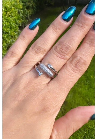 Gümüş Renk Üç Sıralı Taş Detaylı Çivi Yüzük