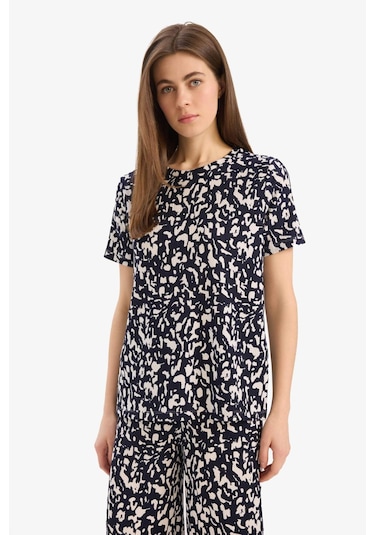 DeFacto Regular Fit 2'li Takım Bürümcük Kumaş Desenli Kısa Kolu Üst Esnek Belli Kapri Alt F1478AX25SPNV251