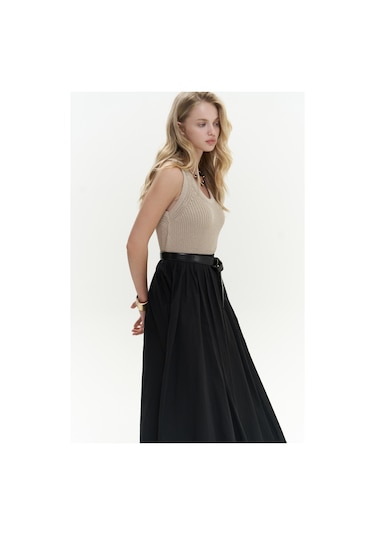 Amaya Bilek Hizasında Pileli Siyah Etek Siyah