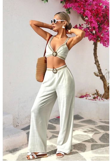 Şeritli Çift Tokalı Natürel Dokulu Keten Kumaşlı Palazzo Pantolon Sırt Lastikli Üçgen Krop Takım Beyaz Şeritli Çift Tokalı Natürel Dokulu Keten Kumaşlı Palazzo Pantolon Sırt Lastikli Üçgen Krop Takım Beyaz