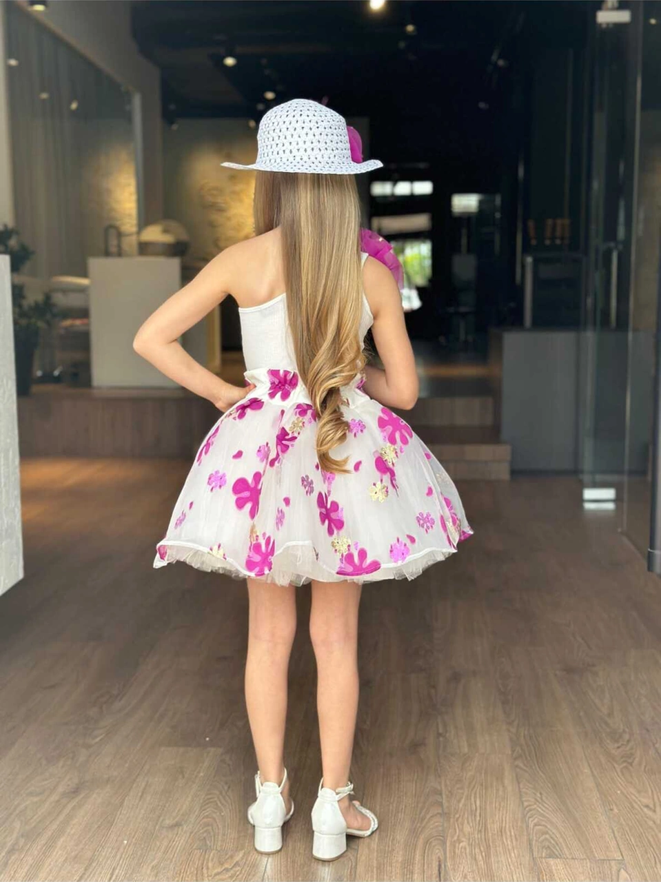 Kız Çocuk Tek Omuzlu Gül Broşlu Jakarlı Desenli Etekli Takım 3 Parça Set Şapka/bluz/etek Pembe