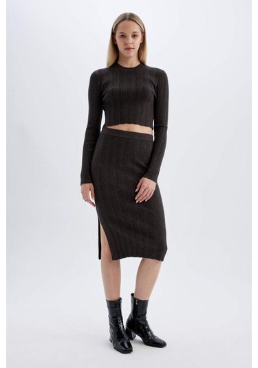 Defacto Coool Slim Fit Dar Kesim Basic Düz Yırtmaçlı Triko Midi Etek A2058AX24AUAR227 Antrasit Defacto Coool Slim Fit Dar Kesim Basic Düz Yırtmaçlı Triko Midi Etek A2058AX24AUAR227 Antrasit