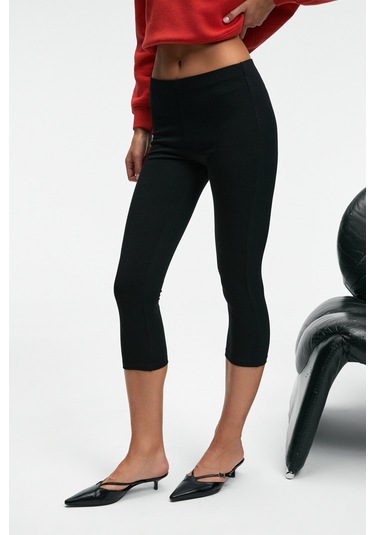 SYRELIA Kadın Esnek Kumaşlı Slim Fit Capri Siyah Tayt