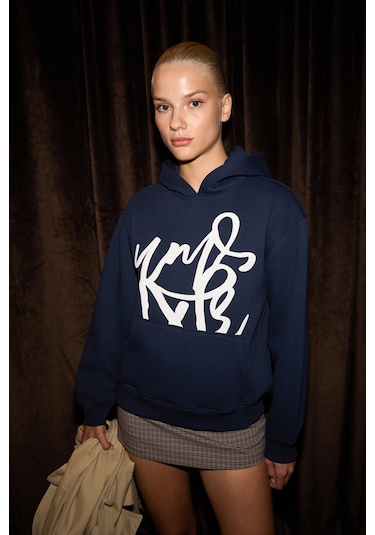 LIORAEN Kadın Baskılı Relaxed Kanguru Cepli Kapüşonlu Lacivert Sweatshirt