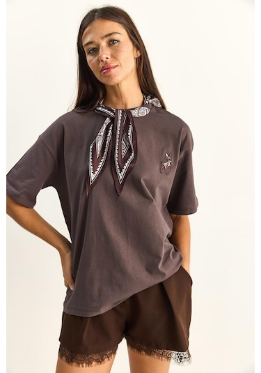Shade Kadın Ceylan Nakışlı Fularlı Basic Salaş T-shirt 7517 60283977 - Kakao Çok Renkli