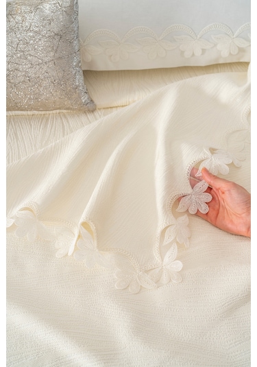 İlay Ekru Nakışlı Çift Kişilik Nevresimli Pike Seti - 8 Parça Çeyiz Seti Ekru