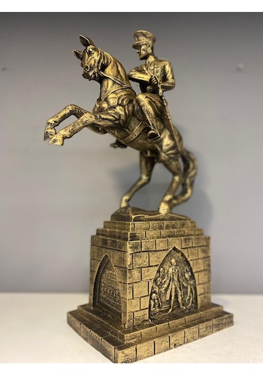 Peramari Atatürk Heykeli Gold