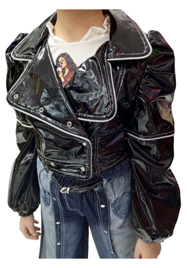 Kız Çocuk Fermuar Detaylı Siyah Parlak Deri Görünümlü Ceket & Uzun Kollu Baskılı Bluz İkili Takım Siyah Kız Çocuk Fermuar Detaylı Siyah Parlak Deri Görünümlü Ceket & Uzun Kollu Baskılı Bluz İkili Takım Siyah