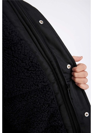 DeFacto Erkek Çocuk Çıkarılabilir Suni Kürk Yaka Kapüşonlu Pelüş Astar Parka C8786A824WNBK27