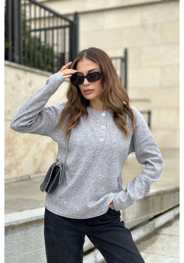 Kadın Gri Yumuşak Dokulu Düğmeli Triko Kazak, Uzun Kol, Regular Kesim, Standart Boy. Gri