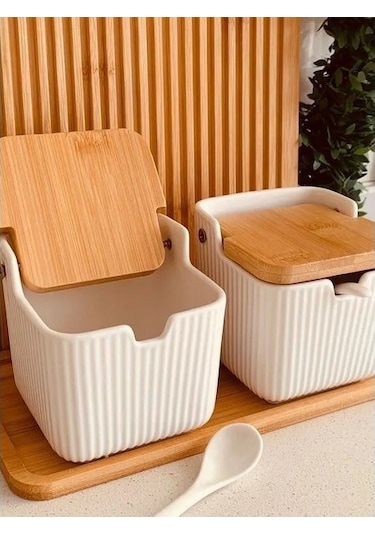 Qerhome Bambu Kapaklı Porselen Kaşıklı 2'li Bambu Standlı Tuzluk Biberlik 300 Ml Cmr Beyaz