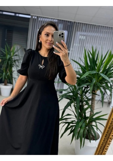 Kadın Kısa Kollu Bisiklet Yaka Fiyonk Broşlu Midi Janjan Krep Elbise Siyah