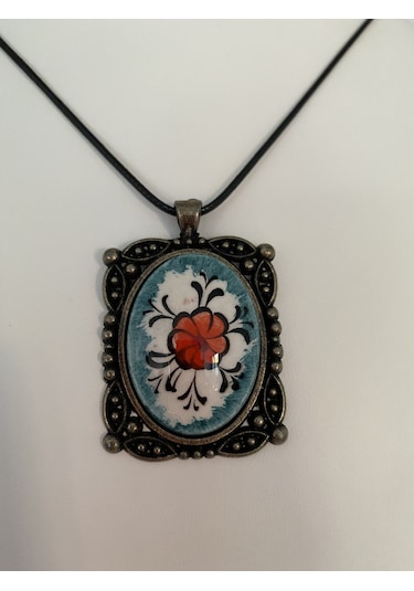 Iznik Çini Çiçek Figürlü Deri Ipli Kolye Model 4 Beyaz