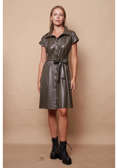 Kadın Hafif Likralı Ekolojik Deri Yakalı Düşük Omuzlu Yan Cepli Düğmeli Diz Boy Elbise-haki Haki