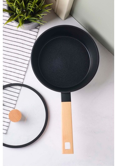 Cookwood Black İndüksiyon Tabanlı Ahşap Saplı Kapaklı Seramik Tencere 20 Cm Sıyah Siyah