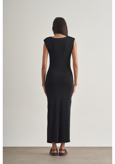 Mizalle Yan Büzgü Detaylı Vatkalı Uzun Kolsuz Siyah Bodycon Elbise Siyah