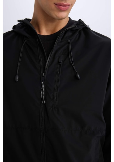 DeFacto Su İtici Regular Fit Mevsimlik Baharlık Kapüşonlu Fermuarlı Mont D7883AX25SPBK27